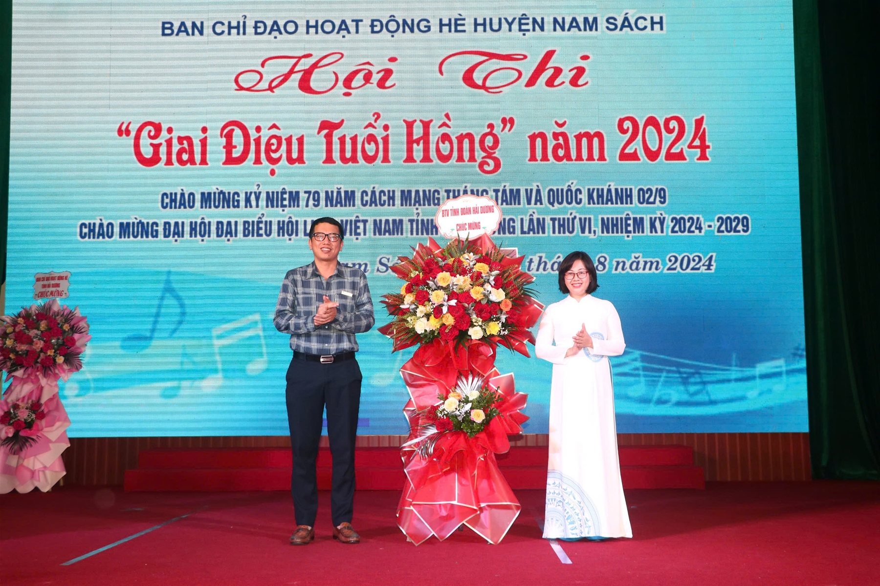 Đ/c Nguyễn Vĩnh Phú - Chánh Văn phòng Tỉnh đoàn Hải Dương tặng hoa BTC Hội thi