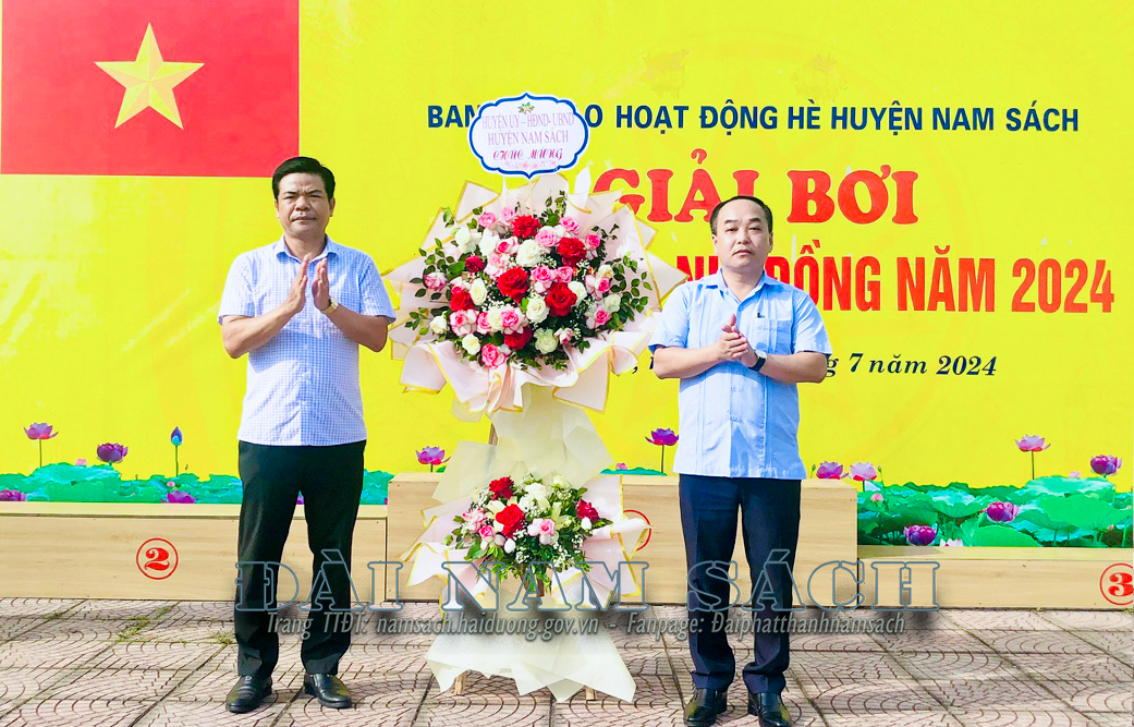 Đồng chí Vũ Quang Hoàng - Phó Chủ tịch UBND huyện tặng hoa chúc mừng 