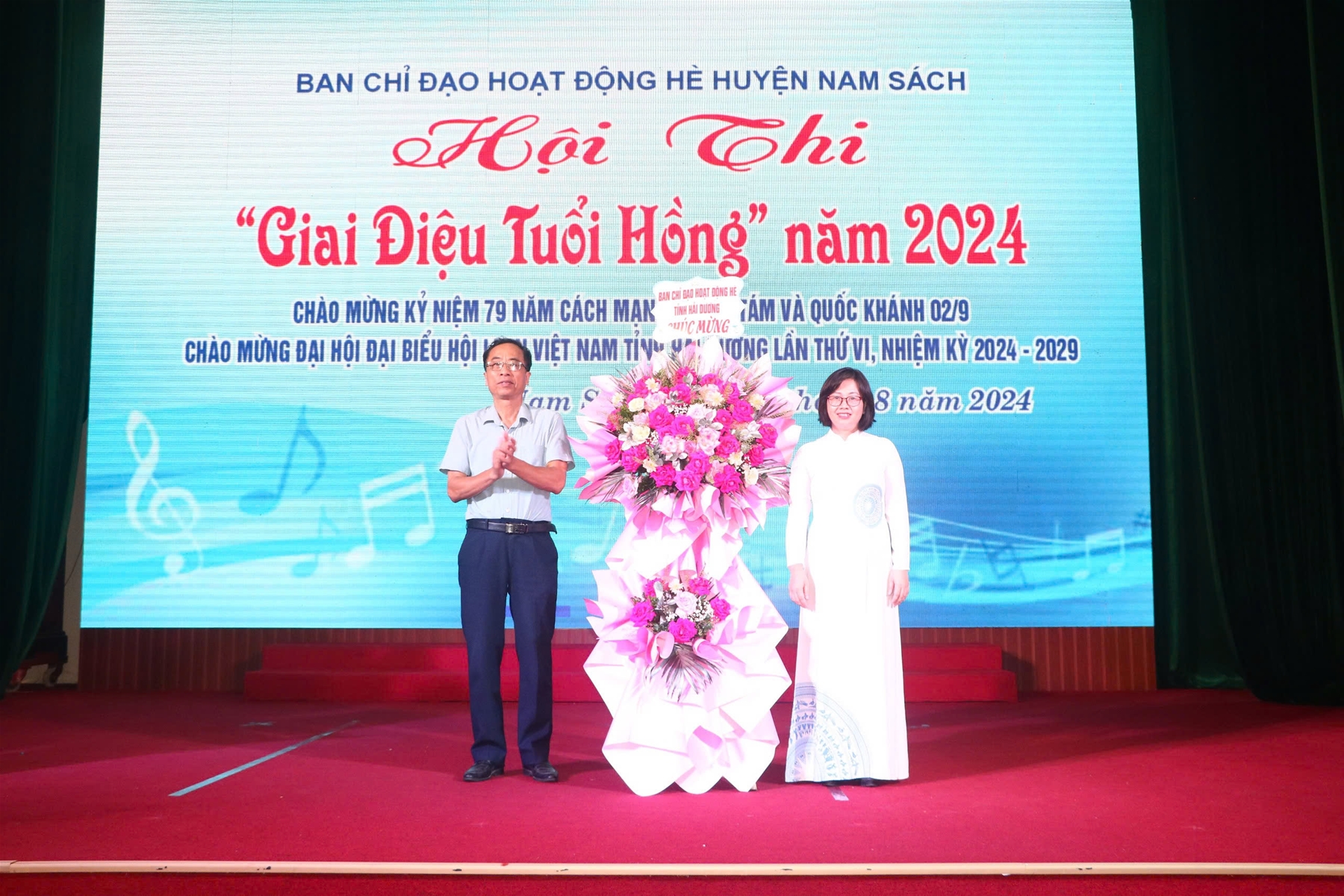 Đ/c Vũ Hữu Kẹo - Phó Chủ tịch Hội CCB tỉnh, thành viên BCĐ HĐH tỉnh phụ trách huyện tặng hoa BTC Hội thi