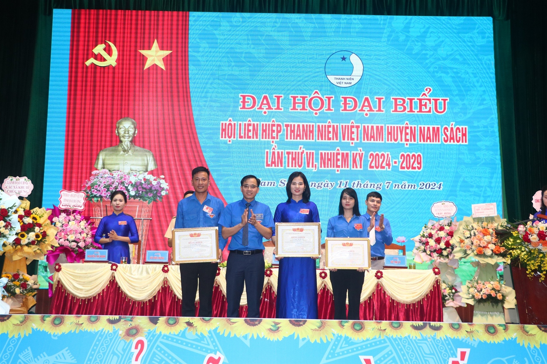 Đồng chí Chủ tịch Hội LHTN tỉnh Hải Dương trao khen cho các tập thể, cá nhân có thành tích xuất sắc