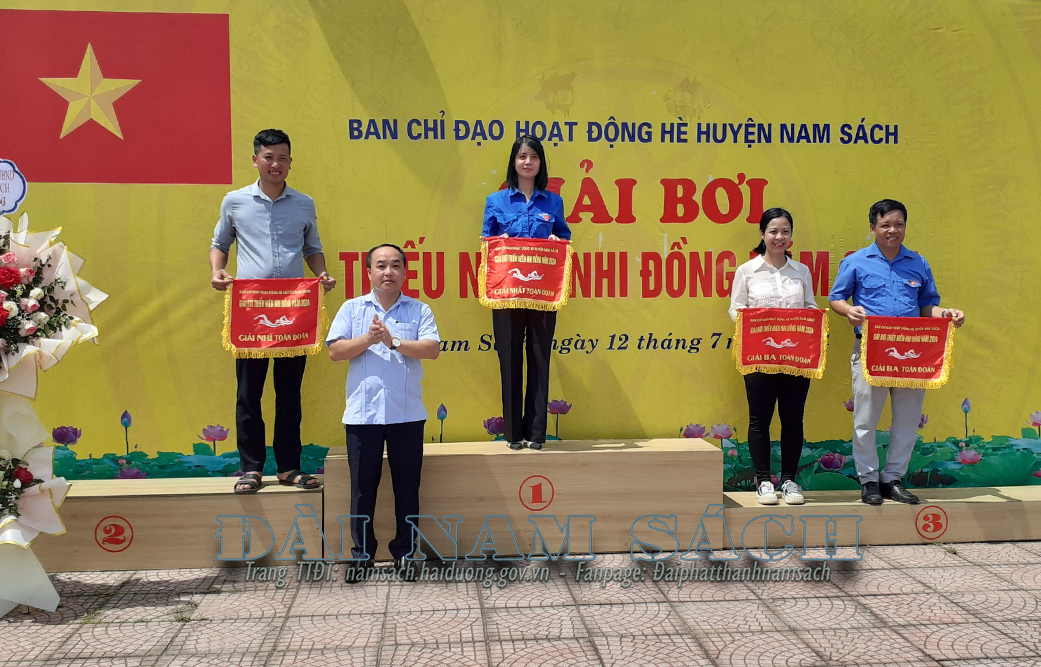 Ban tổ chức trao giải toàn đoàn