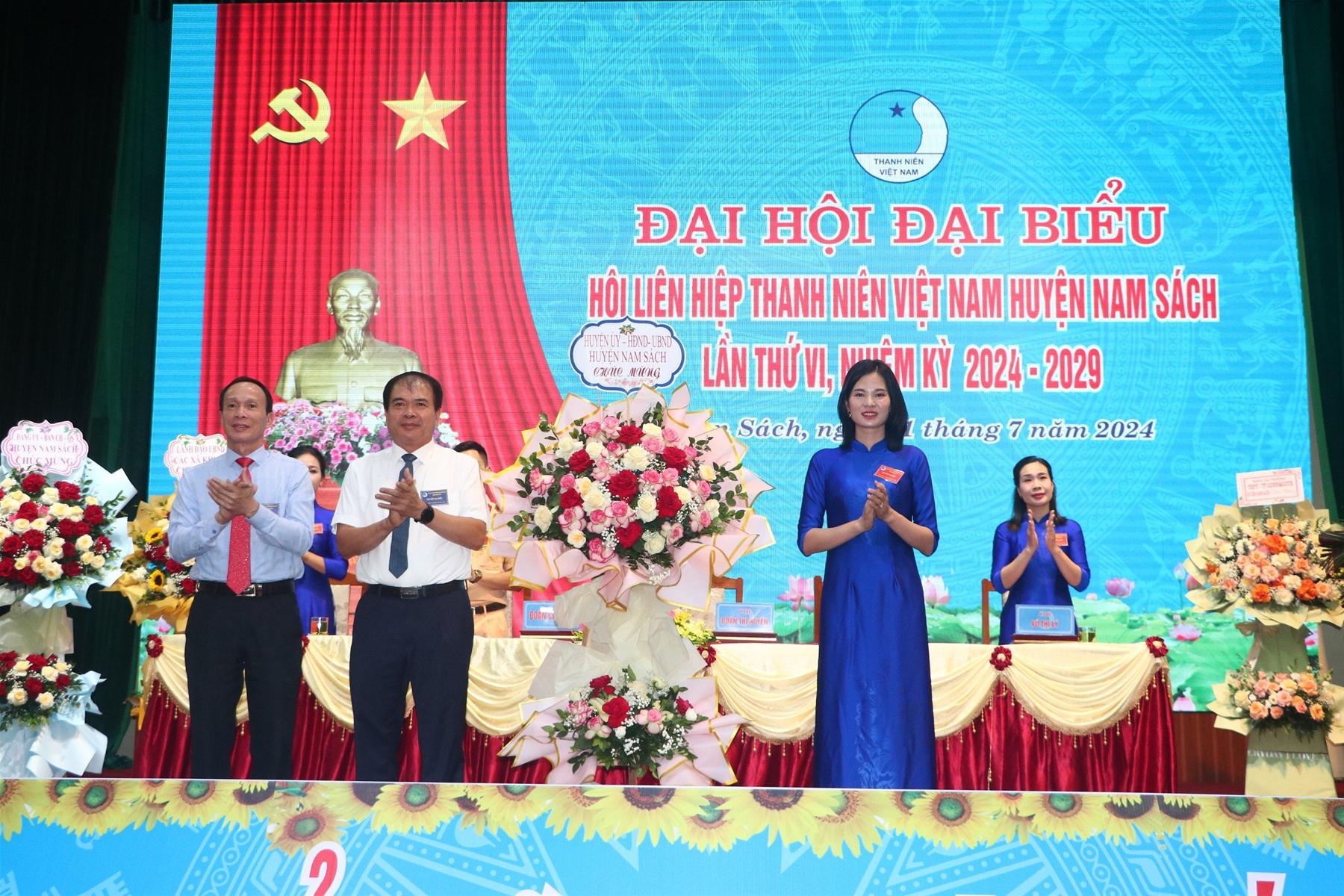 Đồng chí Dương Văn Xuyên - Tỉnh ủy viên, Bí thư Huyện ủy, Chủ tịch HĐND huyện và đồng chí Lê Quang Thụ - Phó Bí thư Thường trực Huyện ủy chúc mừng Đại hội