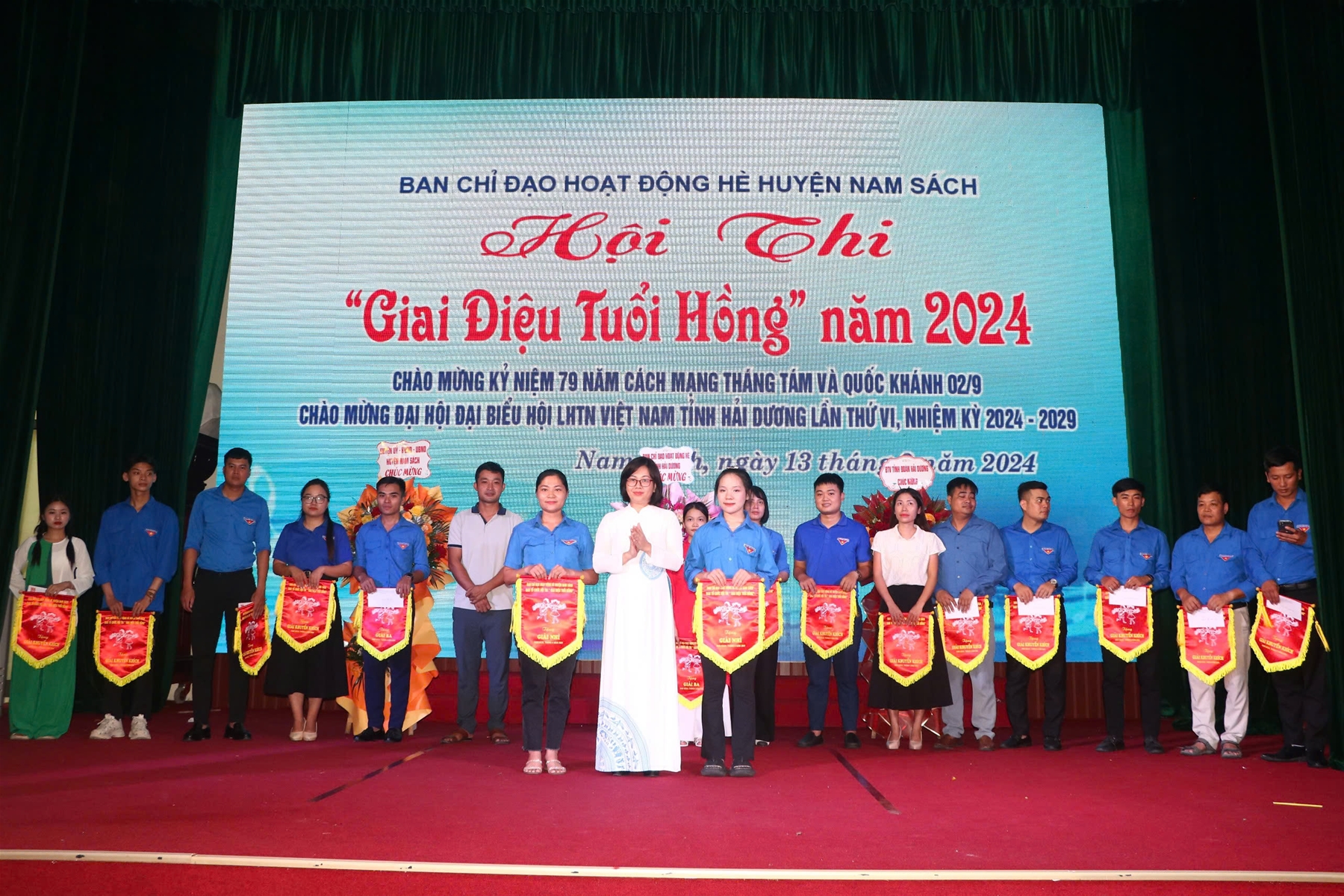 BTC trao giải cho các đội tuyển tham dự Hội thi.
