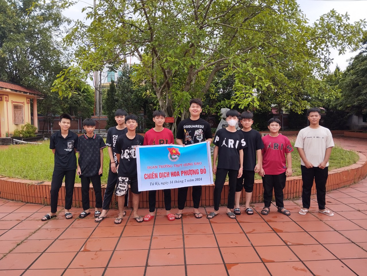 Đội hình tình nguyện Hoa phượng đỏ THPT Hưng Đạo ra quân