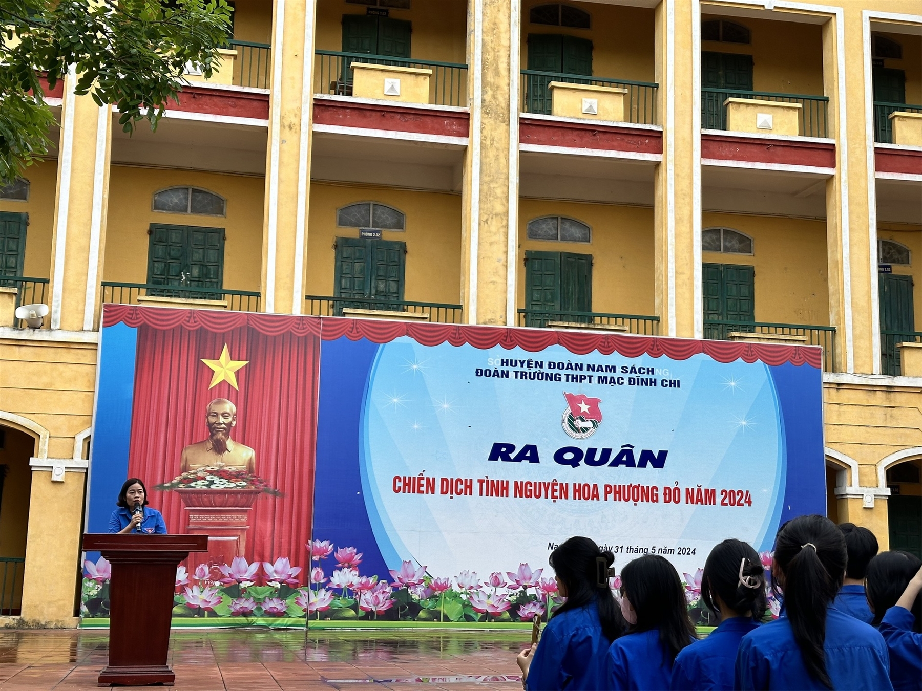 Đội hình tình nguyện Hoa Phượng Đỏ trường THPT Mạc Đĩnh Chi  ra quân