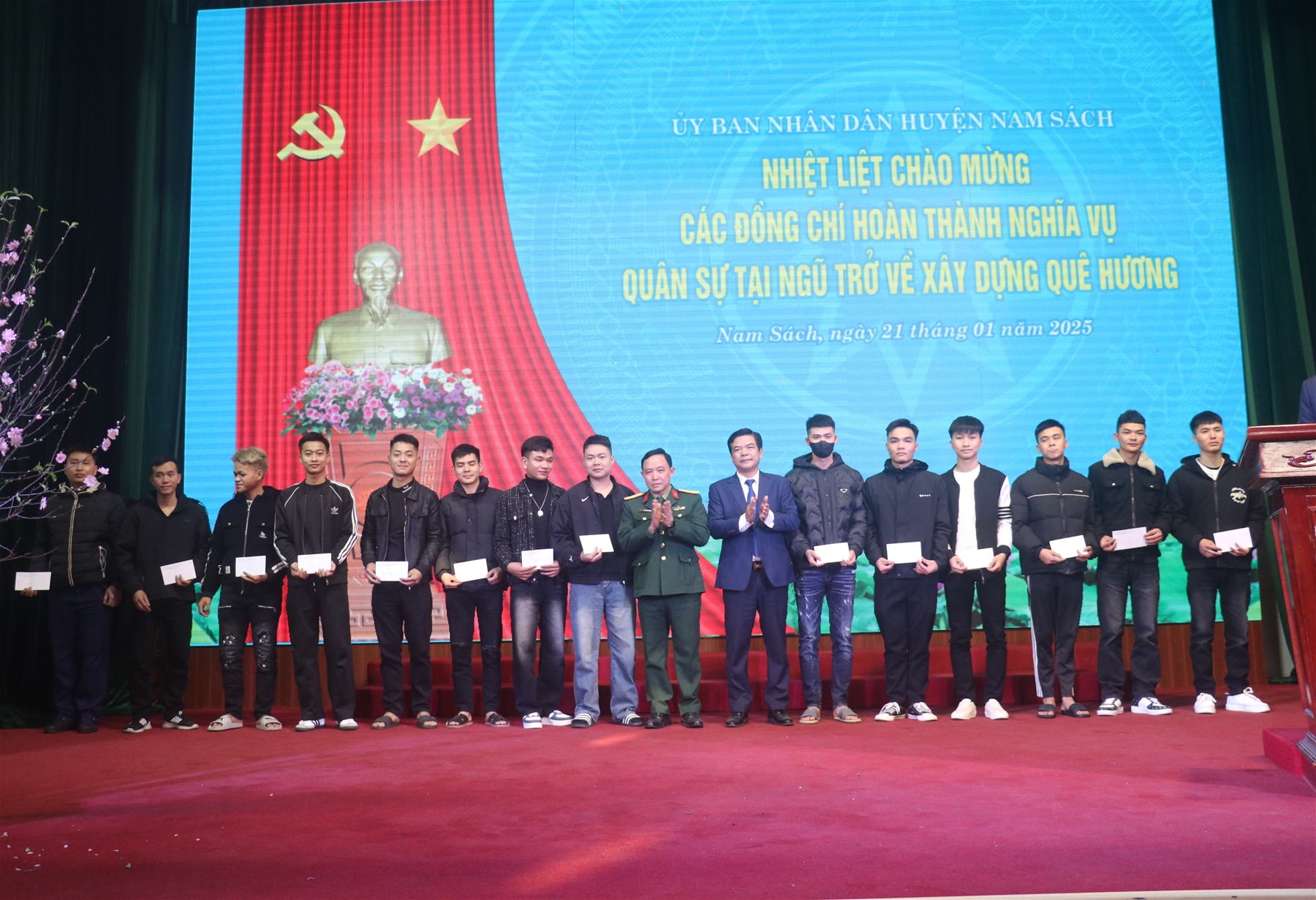 Tặng quà cho bộ đội xuất ngũ