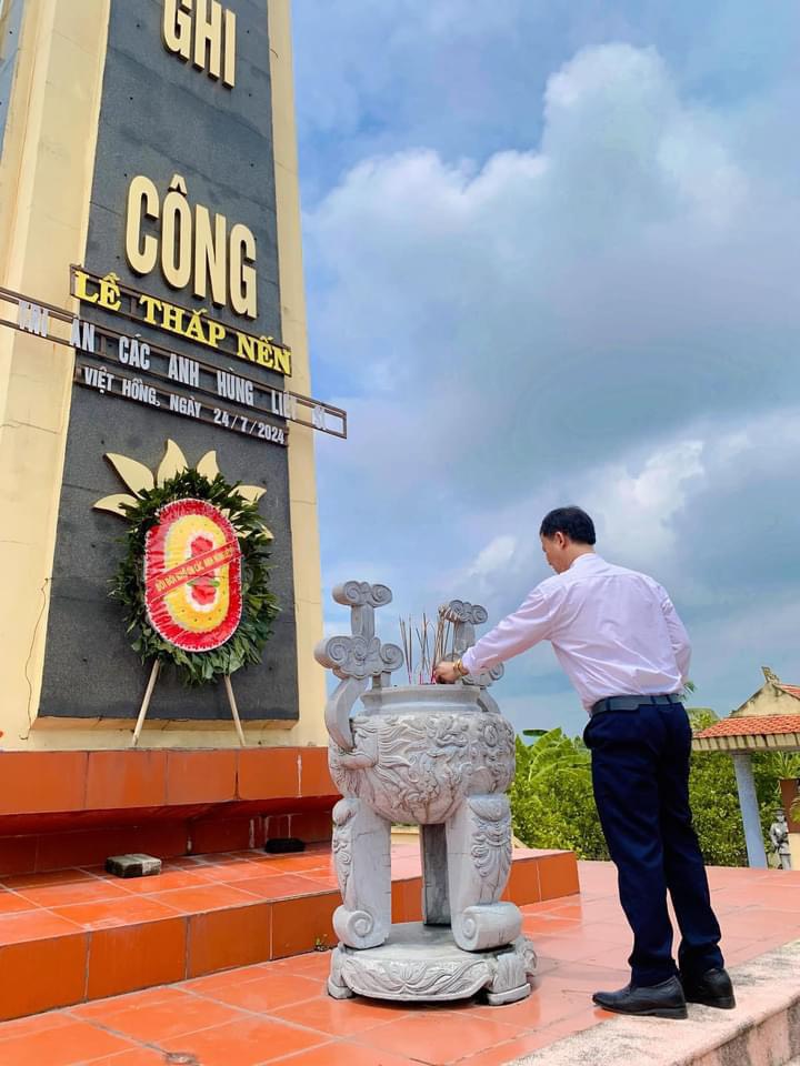 VIỆT HỒNG