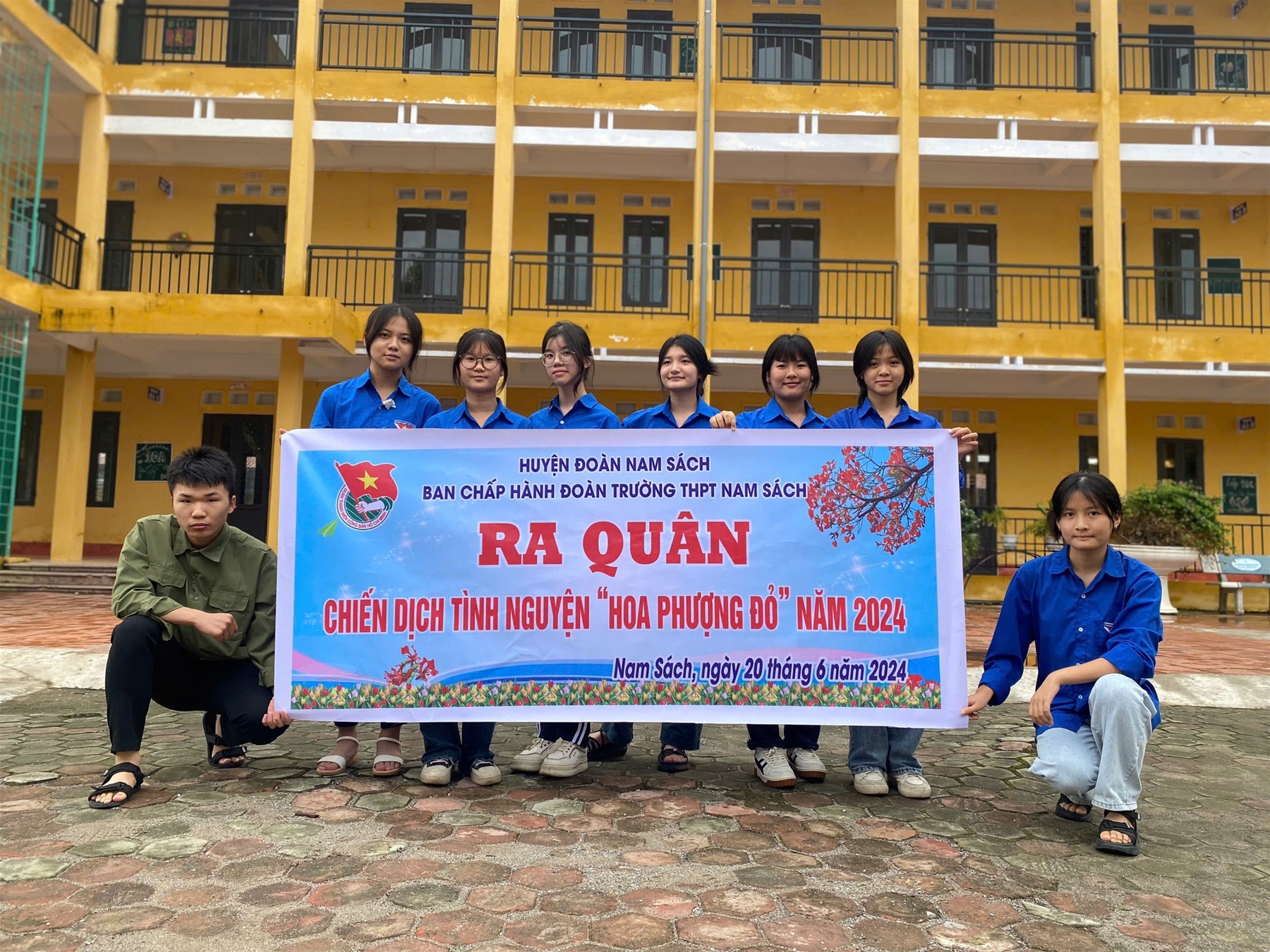 Đội hình tình nguyện Hoa Phượng Đỏ trường THPT Nam Sách ra quân