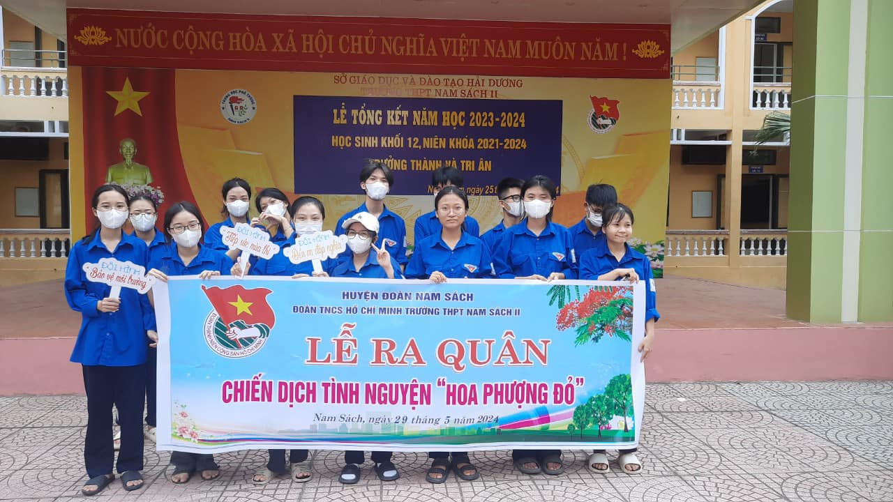 Đội hình tình nguyện Hoa Phượng Đỏ trường THPT Nam Sách II ra quân