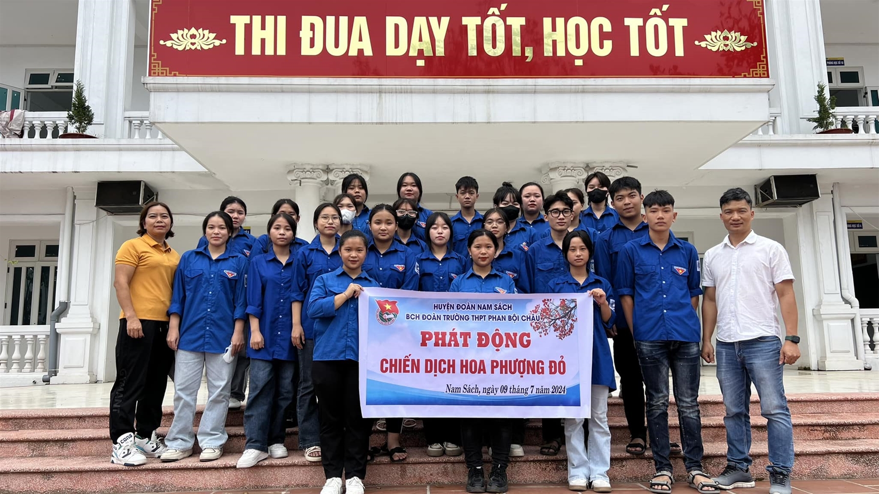 Đội hình tình nguyện Hoa Phượng Đỏ trường THPT Phan Bội Châu ra quân