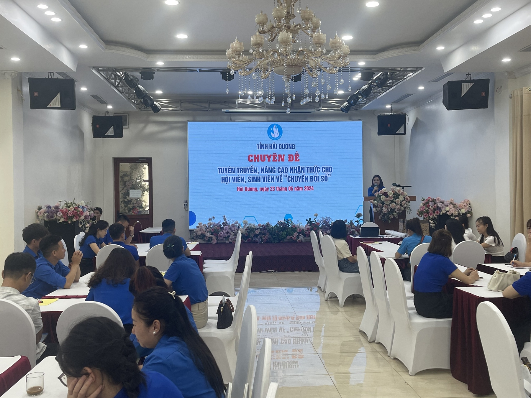 Đ/c Vũ Thị Thu phát biểu khai mạc và sinh hoạt chuyên đề Tuyên truyền, nâng cao nhận thức cho Hội Sinh, sinh viên về “Chuyển đổi số”
