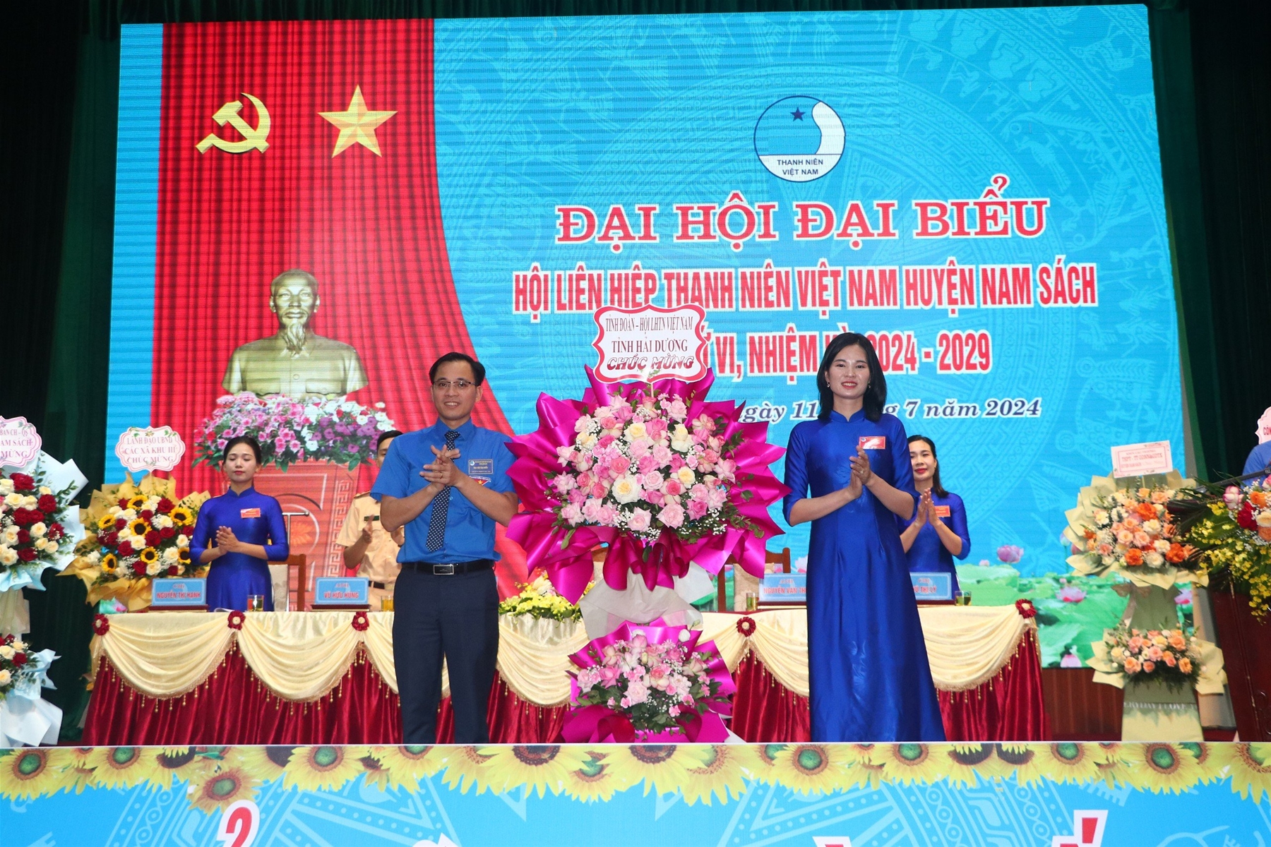 Anh Bùi Hải Bằng – Phó Bí thư Thường trực Tỉnh đoàn, Chủ tịch Hội LHTN Việt Nam tỉnh Hải Dương chúc mừng Đại hội